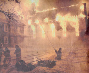 L'incendie de l'église de La-Nativité-de-la-Bienheureuse-Vierge-Marie (église de Bécancour) 22 décembre 2000, Photo prise à l'arrière de l'ancien presbytère, à côté de l'église Bécancour.