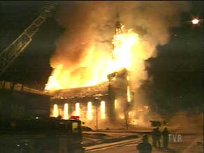 L'incendie de l'église de La-Nativité-de-la-Bienheureuse-Vierge-Marie (église de Bécancour) 22 décembre 2000, Photo prise à l'avant de l'église Bécancour, sur la rue Nicolas-Perrot